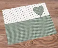 Produktbild: matches21 Tischset Tischwäsche Stoff Landhaus Premium LISE kariert & Borte mit Herz Applikation 33x48 cm - 1 STK Rot