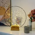 Produktbild: Hellum LED Traumfänger Ø35cm warmweiß mit 100 LEDs, Lichterkranz Fenster mit Timer und Fernbedienung, LED Ring mit Holzsockel, Dekoring mit Fuß, Metallkranz mit Innentransformator 579376