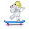 Produktbild: Swarovski Kris Bear Skaterbear Figur, klare, rosa und gelbe Kristalle mit blau lackierten Metallakzenten, Teil Kris Bear Kollektion