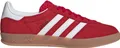 Produktbild: Kaufen Sie den Adidas Gazelle Indoor Rot bei Kicksshop. Klassischer roter Herrensneaker mit Obermaterial aus Wildleder und Retro-Gummisohle.