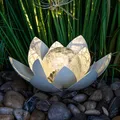 Produktbild: Spetebo LED Solar Lotusblüte mit Crackleglas Kugel - 25 x 11 cm - Deko Kugelleuchte für den Garten - Outdoor Gartenkugel Dekoleuchte Lotus Solarlampe Gartendeko Bruchglas Design
