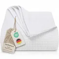 Produktbild: LAYNENBURG Premium Tagesdecke 180 x 220 cm - Waffelpique 100% Baumwolle - leichte Wohndecke Waffeloptik - Baumwolldecke als Bett-Überwurf, Sofa-Überwurf, Couch-Überwurf - Sofa-Decke (weiß)