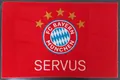 Produktbild: FC Bayern München Fußmatte SERVUS 60 cm x 40 cm Schmutzfangmatte mit Rutschfester PVC Unterlage Fußabtreter Fußball FCB Allianz Arena Fußabstreifer für Außen und Innen pflegeleicht