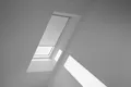 Produktbild: Verdunklungsrollo DKL 1025S, VELUX, verdunkelnd, ohne Bohren, in Führungsschienen, VELUX »Pick & Click!«, Stoff weiß mit weißen Führungsschienen & Griffleiste