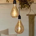Produktbild: hellum LED Hängelampe Outdoor, Glühbirne mit Fernbedienung 2er Set, goldene Glühbirne mit Batterie, dimmbare Retro Hängeleuchte mit Timer und Batterie (8xAA nicht inkl.) A100 Ø10x20cm 151367