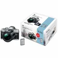 Produktbild: Olympus OM-D E-M10 Mark IV silber Special Edition mit M.Zuiko ED 14-150mm F4.0-5.6 II und Peter Hadley BLS-5 Akku V207130SE040