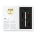 Produktbild: Lamy safari multicolor Füller-Set – Special Edition mit 2 Füllhaltern in all black & all white – Stahlfeder in Strichbreite M – mit 2 blauen Tintenpatronen, 12 austauschbaren Farbringen & Geschenkbox
