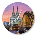 Produktbild: DEQORI Glasuhr | rund Ø 30 cm | Motiv Kölner Wahrzeichen abends | ausgefallene leise Design Uhr aus Glas | Wanduhr für Wohnzimmer & Küche | moderne Hingucker Uhr für die Wand