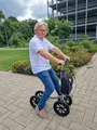 Produktbild: MRW 25 CC – Die neue Generation der Mobilität zwischen Rollator und Rollstuhl- Gehhilfe mit Sitz & Luftreifen/Laufroller/Walker/Für Indoor & Outdoor