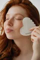 Produktbild: Faszienherz - weiße Jade Edelstein, ein Gua Sha,  Gesichtsmassage, smart Aging