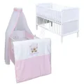 Produktbild: Baby-Delux Babybett Komplettbett Jack 140x70 Weiß Kiefernholz inkl. 10-tlg Set. Matratze, Bettwäsche Set, Beißschienen & Stickerei- Twinkle Star Rosa