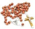 Produktbild: Religiöser Rosenkranz JUNGFRAU VON FATIMA, mit 59 Holzperlen. Holzkreuz 5 cm. und bedruckte Tasche. Durch Karabiner in eine Halskette umwandelbar – Brauner Rosenkranz aus Holz VF