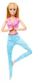 Produktbild: Barbie Made to Move mit pinkem Sportoberteil und blauer Yogahose