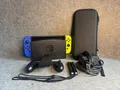 Produktbild: Nintendo Switch 1 V2 (HAC-001-01) 32GB (blau/gelb) inkl. Tasche