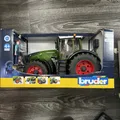 Produktbild: BRUDER Fendt 1050 Vario mit Mechaniker und Werkstattausstattung 1:16...