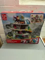 Produktbild: Hape E3753 Riesige Bergmine großes Eisenbahn-Set mit Zügen Kran Brücke Tunnel