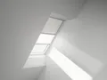 Produktbild: VELUX Vorteils-Set Verdunkelungsrollo uni weiß und Faltstore Plissee weiß manuell Rahmen aluminium DFD F04 1025S