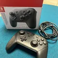 Produktbild: Nintendo Switch Pro Controller Schwarz OVP USB-C Kabel Top Zustand