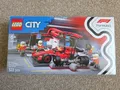 Produktbild: LEGO CITY: F1 Boxenstopp mit Boxencrew und Ferrari Flitzer (60443)