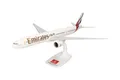 Produktbild: Herpa Snap-Fit Modellflugzeug Emirates Boeing 777-300ER - New 2023 Colors, Miniatur im Maßstab 1:200, Sammlerstück, Modell mit Standfuß, Kunststoff