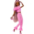 Produktbild: Barbie Deluxe Style-Puppe Nr. 4 mit weichem rosafarbenem Jumpsuit und rosa und b