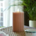 Produktbild: MARELIDA LED Kerze Echtwachskerze gerillt geriffelt Stumpenkerze mit senkrechten Rillen und flackernder Flamme Timer altrosa Wachskerze für Innen (Höhe: 14,5cm)