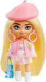 Produktbild: Barbie Extra Mini Minis, Extra Mini Minis Barbiepuppe mit blonden Haaren, rosa & weißem Outfit,Baskenmütze, Gummibärchentasche & anderem Barbiezubehör, Geschenk für Kinder ab 3 Jahren,HLN48