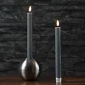 Produktbild: MARELIDA LED Stabkerzen Echtwachskerzen Deluxe Homeart Dinnerkerzen Tafelkerzen mit realistischer 3D Flamme Spitzkerzen für Innen grau (2 Stabkerzen 24cm)