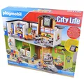 Produktbild: PLAYMOBIL City Life 9453 Große Schule mit Zwei Klassenzimmern, Sekretariat, Treppe, integrierten Schließfächern, Aufzug und Toiletten sowie digitaler Uhr mit Weckerfunktion, für Kinder ab 5 Jahren