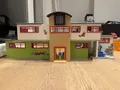 Produktbild: PLAYMOBIL City Life 9453 Große Schule mit Zwei Klassen, Sekretariat, Sporthalle