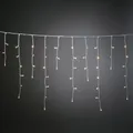 Produktbild: Konstsmide LED Eisregen Lichtervorhang, mit Lichtsensor und 6h und 9h Timer, gefrostet, 80 warm weiße Dioden, batteriebetrieben, Außen (IP44), weißes Kabel, Batterie: 2 x D 1,5V (exkl.) - 3739-132