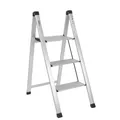 Produktbild: TRUTZHOLM Alu Trittleiter 2-stufig klappbar bis 150 kg Traglast Aluminium Silber Anti-Rutsch Trittflächen TÜV/GS Klapptritt 4,2 kg leicht platzsparend 5 cm schmal (Silber, 3 Stufen)