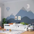 Produktbild: Bellabino Iskri Bodenbett 90x200 cm – Montessori Kinderbett mit Rausfallschutz & Lattenrost – Holzbett für Jungen & Mädchen aus Kiefer Massivholz in Weiß – Kleinkindbett