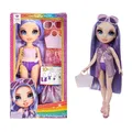 Produktbild: Rainbow High Swim & Style - Violet (Lila) - 28 cm Große Puppe mit Schimmerndem Pareo, auf 10+ Arten zu tragen - Ausziehbarer Badeanzug, Sandalen, Spielzubehör - Spielzeug - Ideal für 4 bis 12 Jahre
