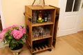 Produktbild: Barschrank Massivholz Nussbaum Braun Honigfarben - Schrank Wohnzimmer im Landhausstil - Vintage Möbel ohne Schriftzug - Holztruhe Shabby Chic mit Stauraum - Kommode Vintage im Landhausstil