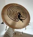 Produktbild: B-Ware Terre Schamanentrommel Kokopelli Ziege bemalt rund 45cm mit Schlägel
