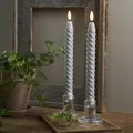 Produktbild: LED Stabkerzen SWIRL Tafelkerzen Echtwachs flackernd H: 25cm Timer grau 2er Set
