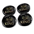 Produktbild: 4 x Nabendeckel 60mm Durchmesser Nabenkappen Felgendeckel Felgenaufkleber Gel Emblem Doming für Auto Felgen Kfz Tuning Zubehör Radnabenkappen DM006 (Nr. 10 The King, Nabendeckel Set)