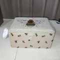 Produktbild: Hobby Gift Nähkiste, Holz/ Stoff, Bestickt Biene, Medium Holz/Stoff Boxen