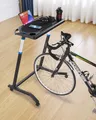Produktbild: VEVOR Fahrradtisch stationärer Faltbarer Verstellbarer Fahrradtrainer- und Laufbandtisch mit feststellbaren Rädern, Rutschfester Fitnesstisch mit Mehreren Steckplätzen für Fahrradtrainer und Lenker