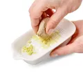 Produktbild: Fackelmann Ingwerreibe, Reibe aus Keramik für Ingwer und Knoblauch, Gewürzreibe mit Antirutschfüßen (Farbe: Creme), Menge: 1 Stück
