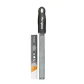 Produktbild: Microplane Zester Küchenreibe in Schwarz für Zitrusfrüchte, Hartkäse, Ingwer, Schokolade & Muskatnuss mit feiner Edelstahlklinge - Made in USA