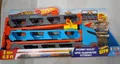 Produktbild: Hot Wheels 2-in-1 Rennbahn-Transporter mit 3 Fahrzeugen