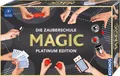 Produktbild: KOSMOS 697082 MAGIC Die Zauberschule - Platinum Edition, 180 Zauber Tricks, viele magische Zauber Utensilien, Zauberkasten für Kinder ab 8 Jahre, bebilderte Anleitung, Online Erklärvideos