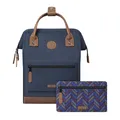 Produktbild: Cabaïa - Adventurer Rucksack Chicago Medium 18L - Wasserabweisend - Laptopfach bis zu 13 Zoll - 2 Vordertaschen - vegan zertifiziert - Rucksack für Reisen und Arbeit, Damen & Herren - Blau