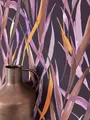 Produktbild: Newroom Tapete Lila Vliestapete Pflanzen - Mustertapete Modern Violett Braun Grashalme Gräser Natur Tropisch Blätter Textilstruktur inkl. Tapezier-Ratgeber