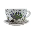 Produktbild: Dekohelden24 Blumentopf, Pflanztasse, Pflanzkübel, Pflanzgefäß, Blumenkübel, Pflanztopf. Übertopf als Tasse mit Griff aus Keramik, Motiv: Lavendel, L/B/H 25 x 23 x14 cm.
