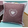 Produktbild: heimtexland Tischdecke Landhaus Tischdeko Serie Karo Leinen bestickt (Stück 1-tlg), Kissenhülle 50x50 I Chalet Dekokissen I Herz Applikation lila Kissenhülle | 50 cm x 50 cm