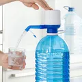 Produktbild: InnovaGoods Universal-Wasserspender, manueller Spender für Karaffen, Flaschen, Fässer, Kompatibel für 2,5/5/6,5/8 und 10L Flaschen de, mit Adapter de 3,8 und 4,8cm Antitropf. Weiß-Blau