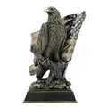 Produktbild: Veronese Amerikanischer Weißkopfseeadler sitzt auf AST vor US Flagge bronziert